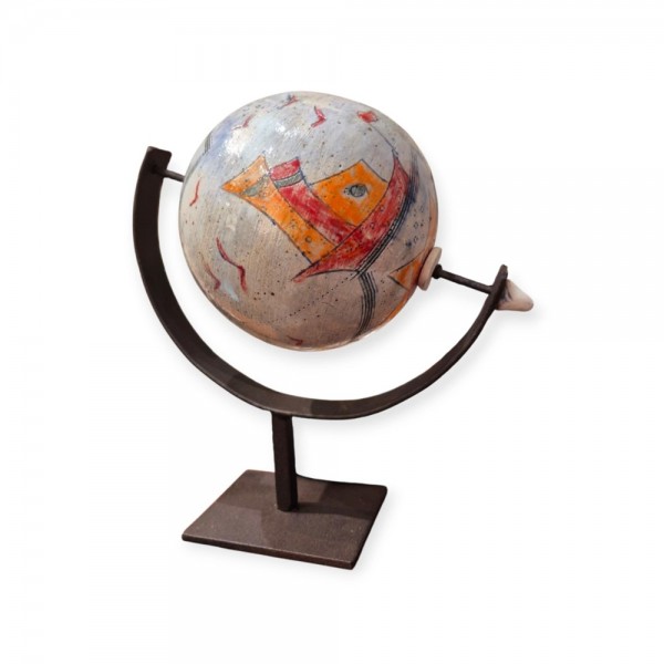 Ceramic sphere . metallic base 25x24cm.