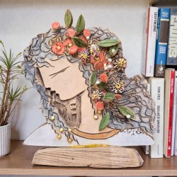 Γυναίκα με λουλούδια επιτραπέζιο γλυπτό κεραμικό stoneware 21.5x21cm