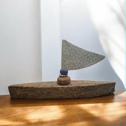 Καράβι από πηλό stoneware με ιστίο  23x41 cm.