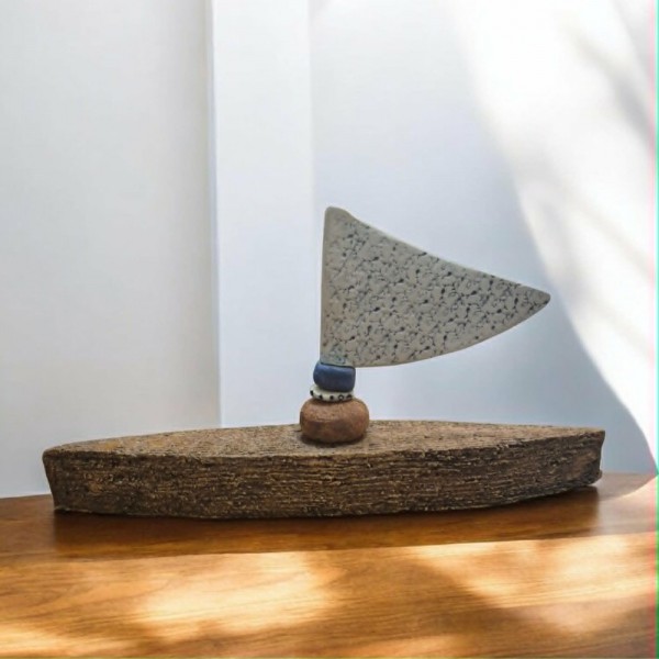 Καράβι από πηλό stoneware με ιστίο  23x41 cm.