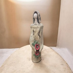 Γλυπτό γυναίκα με λουλούδια από πηλό stoneware  28x8cm