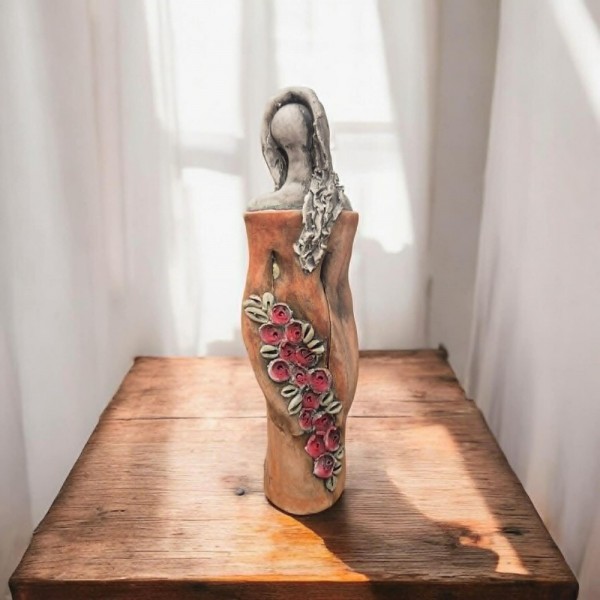 Γλυπτό γυναίκα με λουλούδια από πηλό stoneware  28x8cm