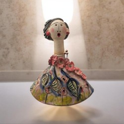 Γυναίκα γλυπτό από πηλό stoneware 25.5x20.5x10cm.