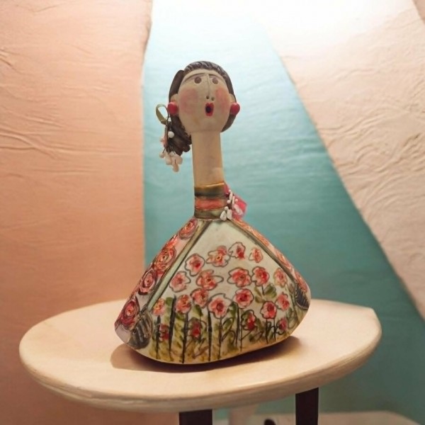 Γυναίκα γλυπτό από πηλό stoneware 37.5x30x16cm.