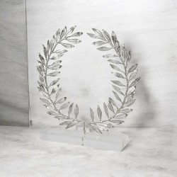 Στεφάνι ελιάς , ορείχαλκος με επαργύρωση 999°, βάση πλέξιγκλας 18x18x4.5cm