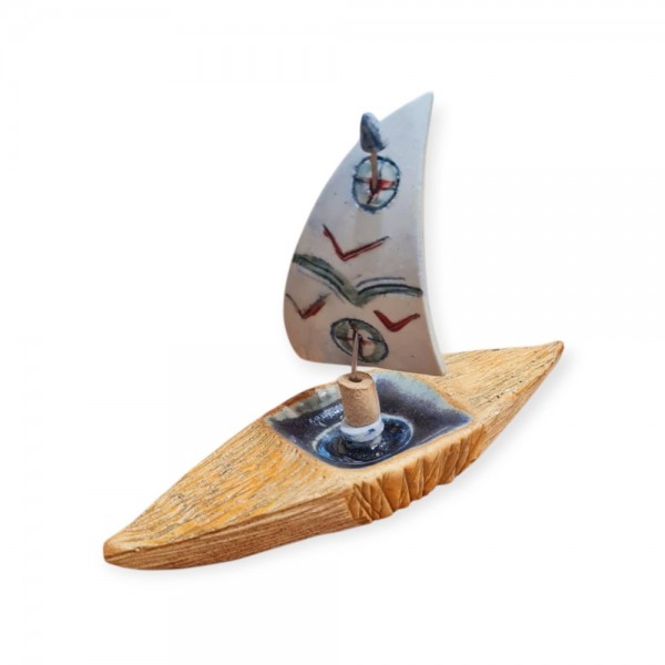 Ceramic ship 11x17.5x5 cm.
