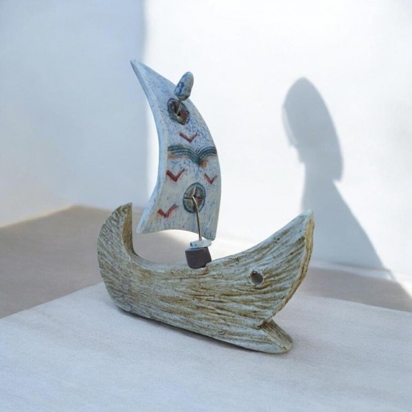 Καράβι από πηλό stoneware με ιστίο πορσελάνης 15.5x14.5 cm.